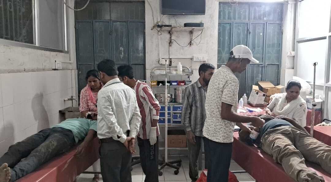 इ-रिक्शा व बाइक की टक्कर में दो युवक घायल