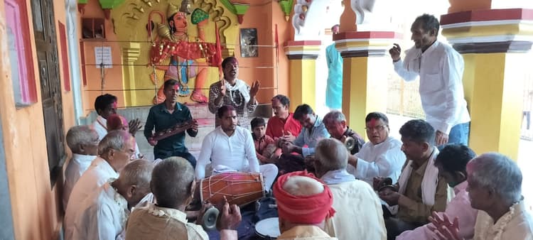 होली खेले रघुवीरा पर जमकर थिरके युवा