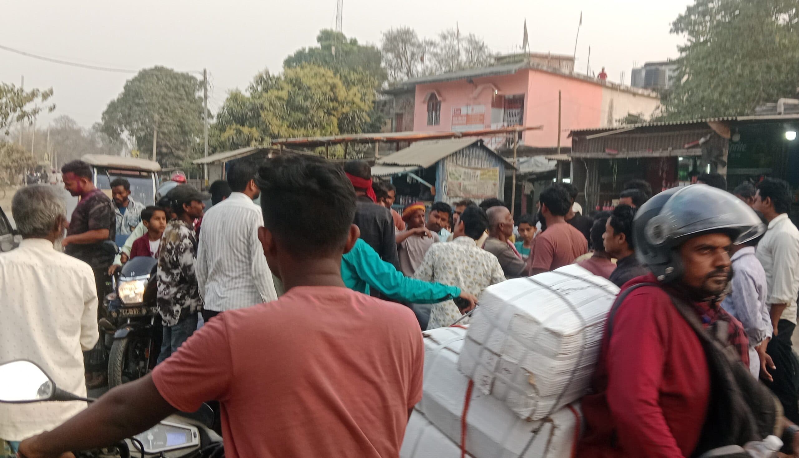 बालूघाट में दो बाइक की  टक्कर में दोनों चालक घायल