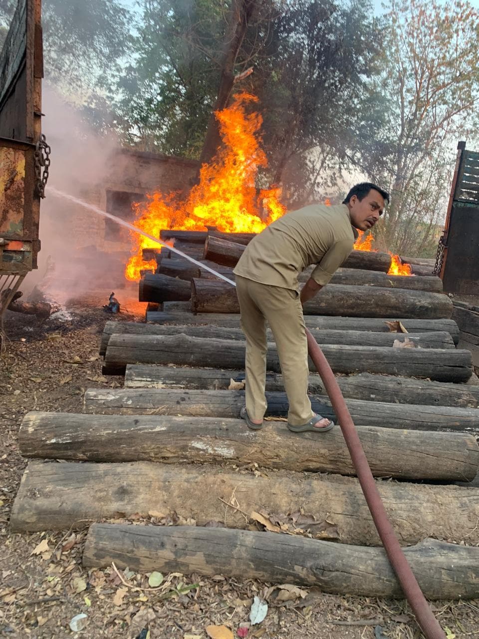 वन प्रमंडल कार्यालय परिसर में लगी आग