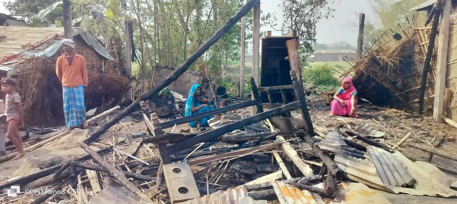 आग लगने से दो परिवार के घर जले, 10 लाख की क्षति