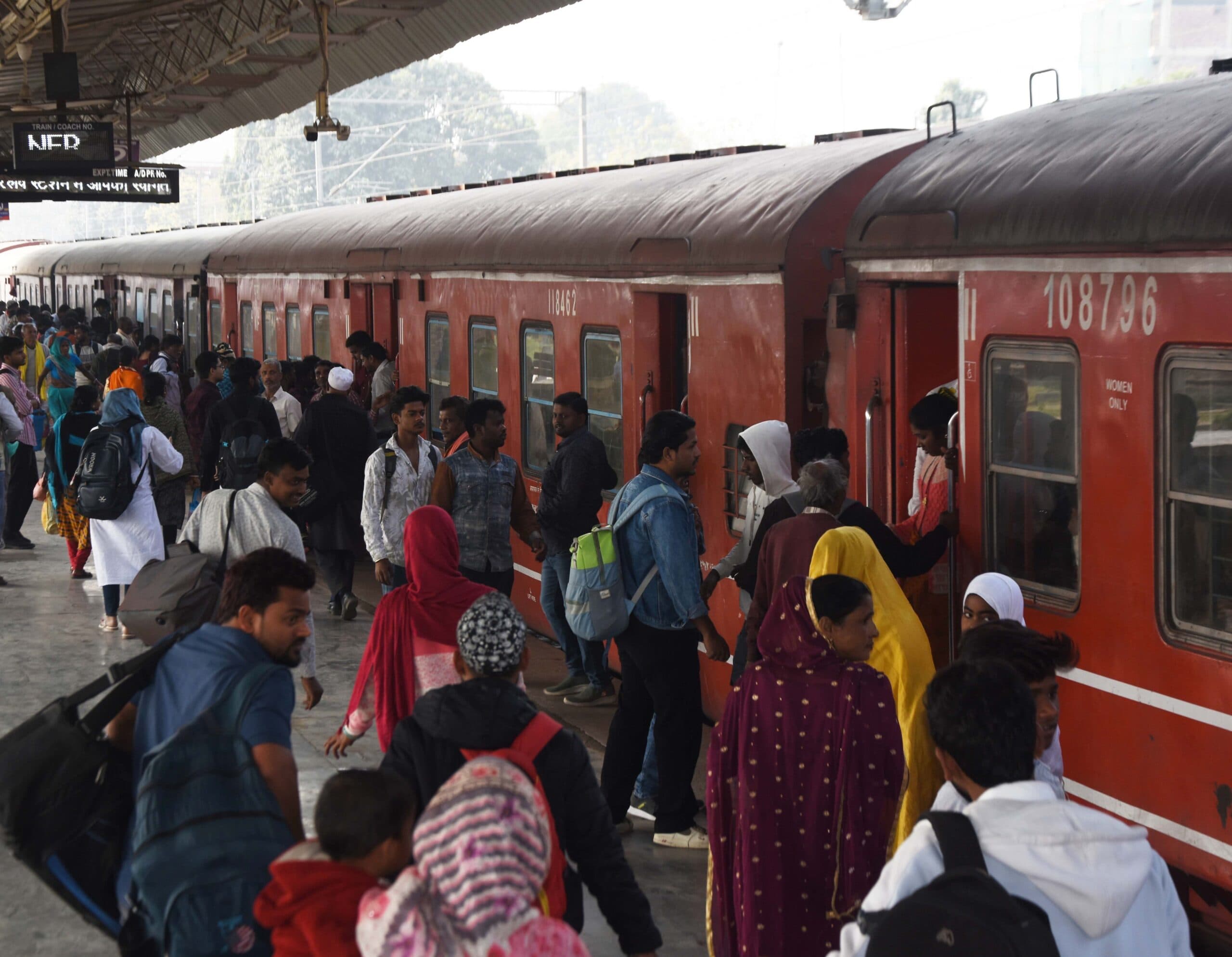 होली खत्म होते ही ट्रेनों में बढ़ी भीड़, अब काम पर लौटने के लिए हो रही जद्दोजहद