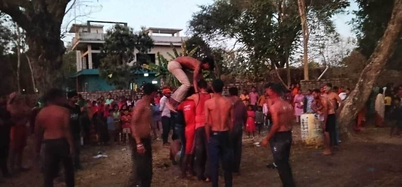 होली पर दही-हांडी फोड़ प्रतियोगिता