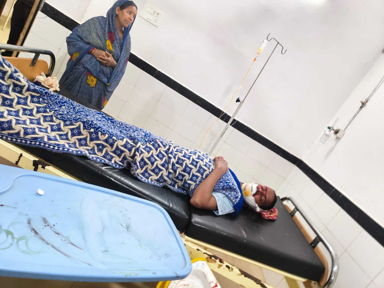 सड़क  दुर्घटना में युवक गंभीर रूप से घायल