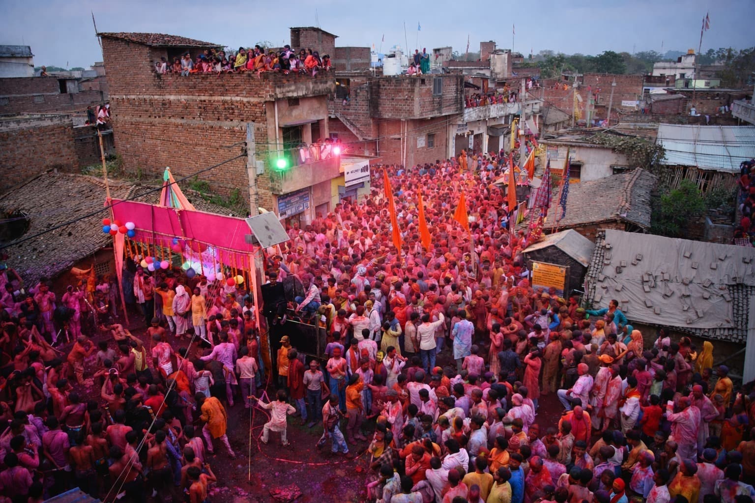 बड़हिया के खुटहा में पारंपरिक तरीके से खेली गयी होली