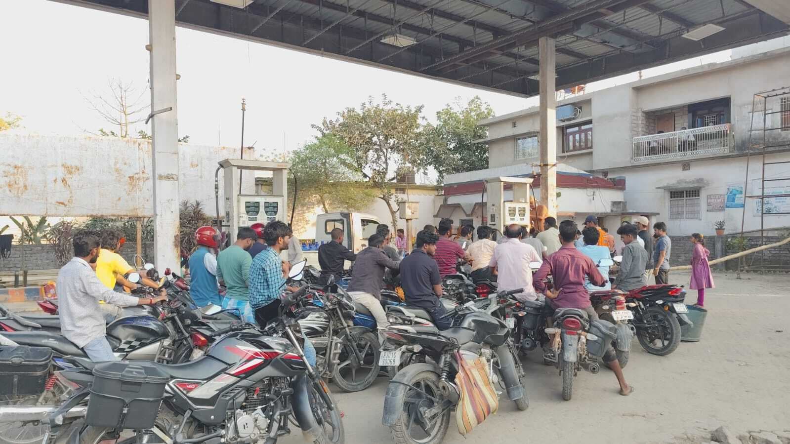 अफवाह फैलने पर पेट्रोल पंप पर लगी भीड़