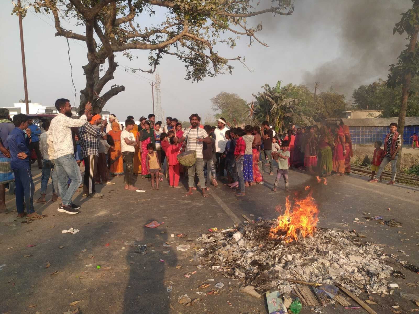 अतिक्रमण से हटाये दुकानदारों ने मुआवजे की मांग को एनएच किया जाम