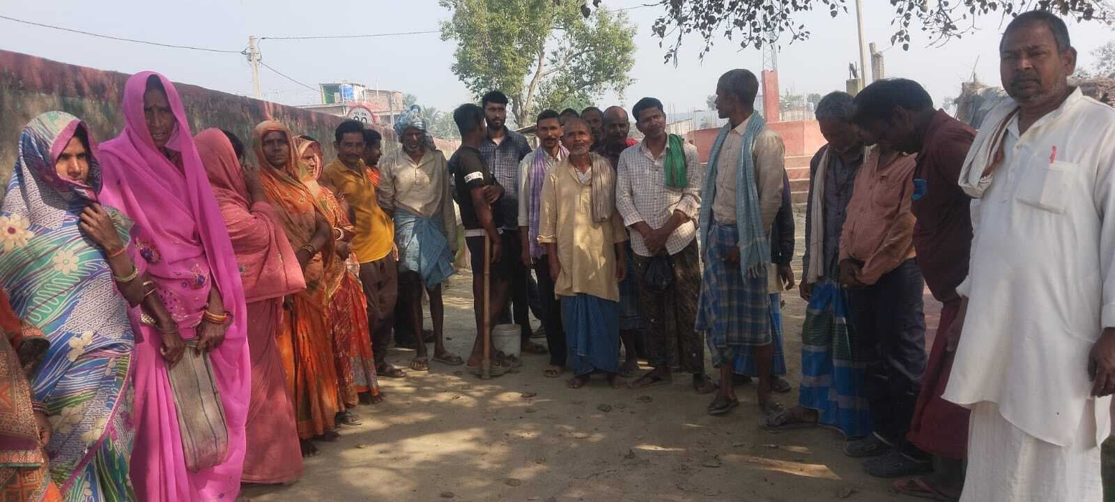 नहर में पानी नहीं छोड़े जाने से भड़के किसान, किया प्रदर्शन