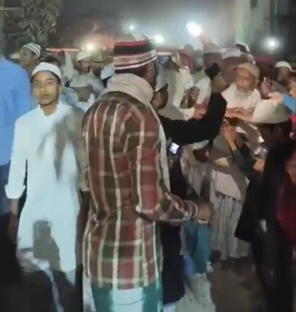 सालीम शाह बाबा के मजार शरीफ में की चादरपोशी