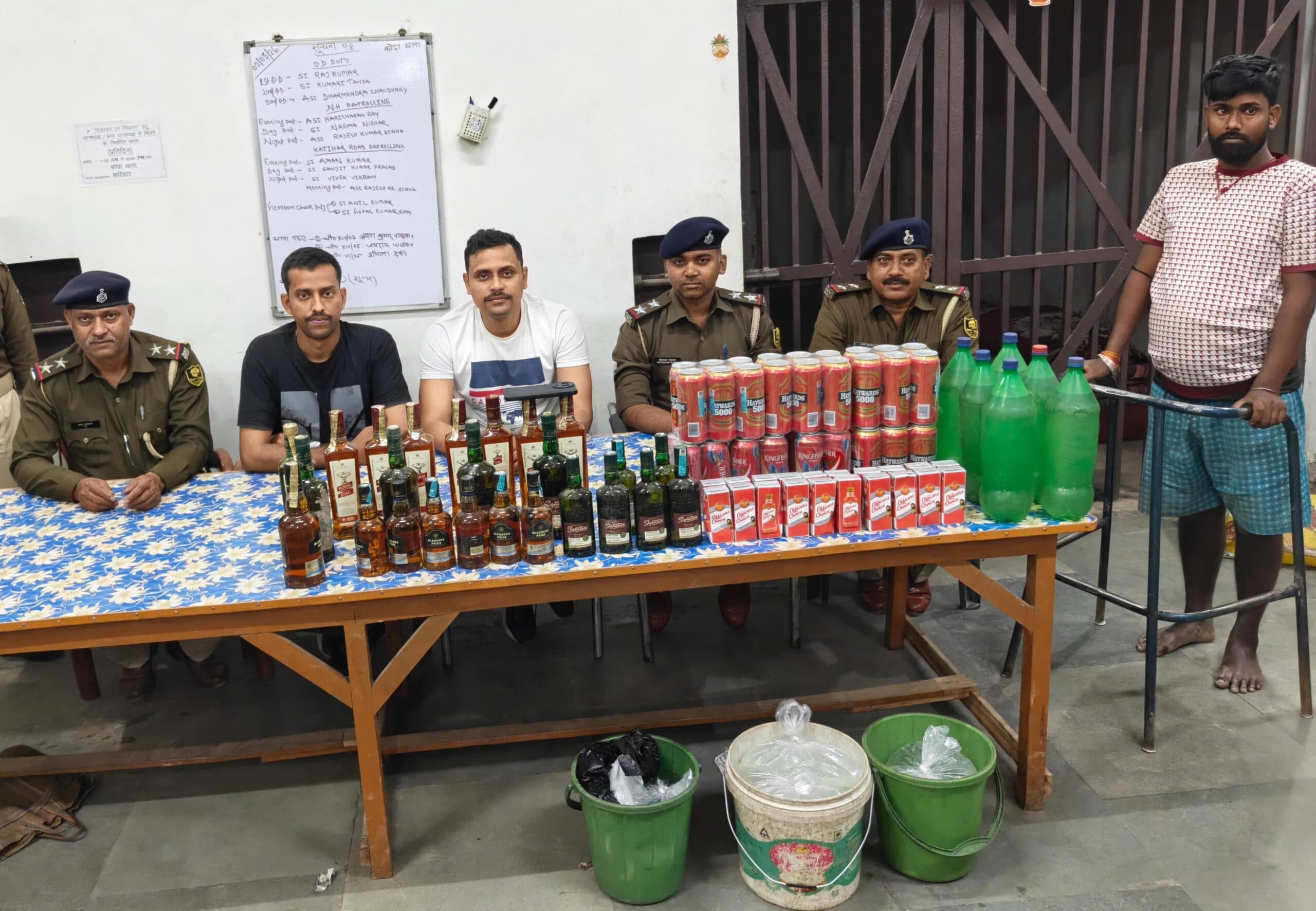 पुलिस की छापेमारी में 136 लीटर शराब के साथ तस्कर गिरफ्तार