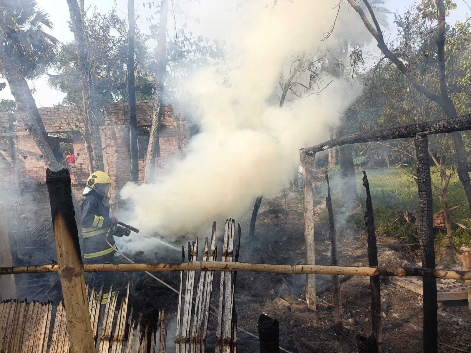 बिजली की शॉर्ट सर्किट से लगी आग, तीन घर जले