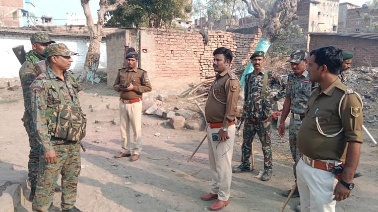 होली में रंग लगाने पर दो पक्षों में जमकर मारपीट व पथराव