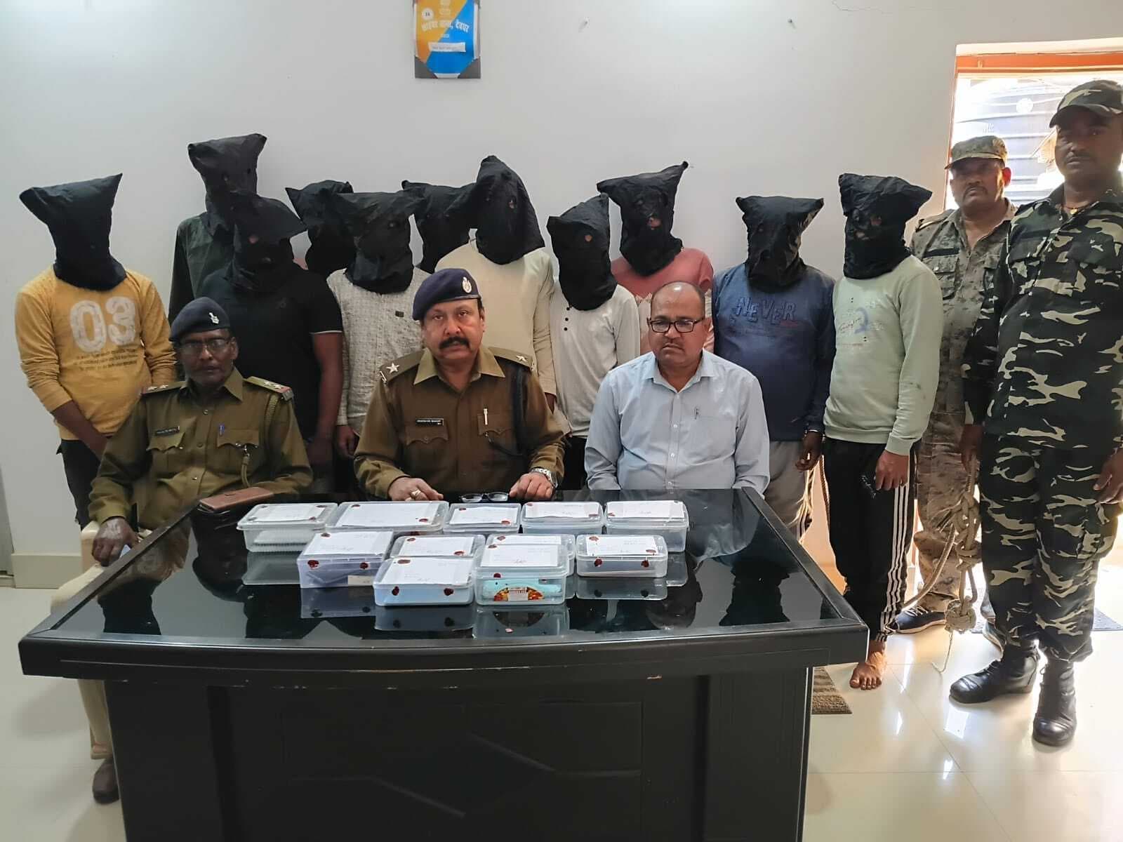 Deoghar News : सरकारी योजनाओं का लाभ दिलाने का झांसा देकर करते थे साइबर ठगी, 11 आरोपी पुलिस के हत्थे चढ़े
