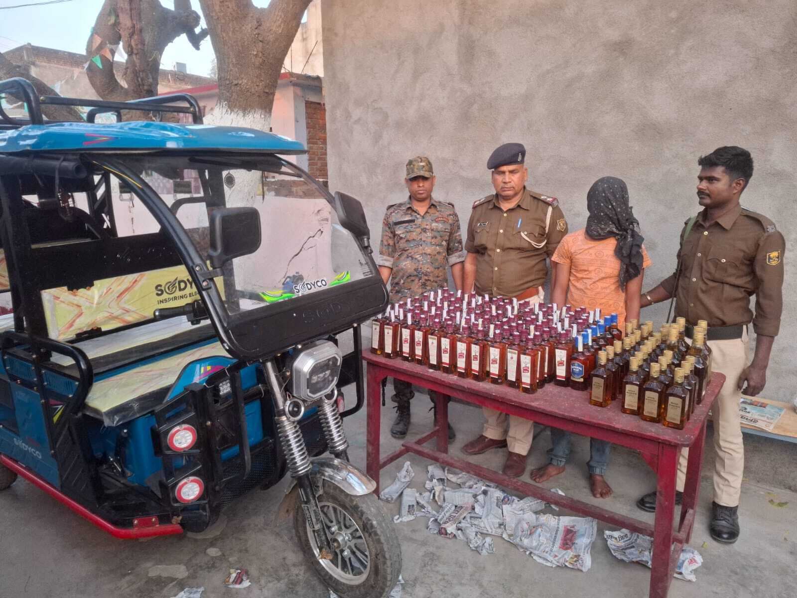 टोटो के गुप्त तहखाने से 156 बोतल शराब बरामद, नाबालिक तस्कर हिरासत में