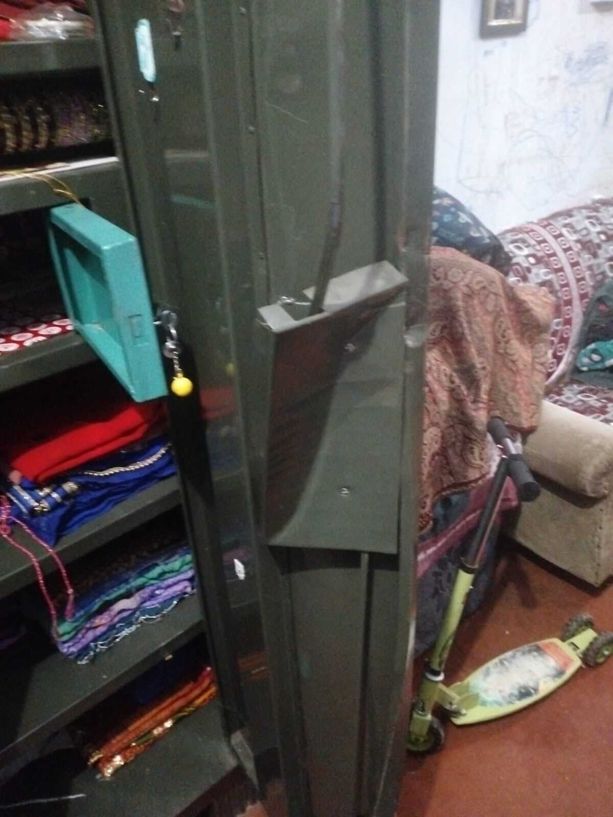 Deoghar News : महावीर कॉलोनी में दिनदहाड़े चोरी, ताला तोड़कर नकदी व लाखों के जेवरात ले उड़े चोर