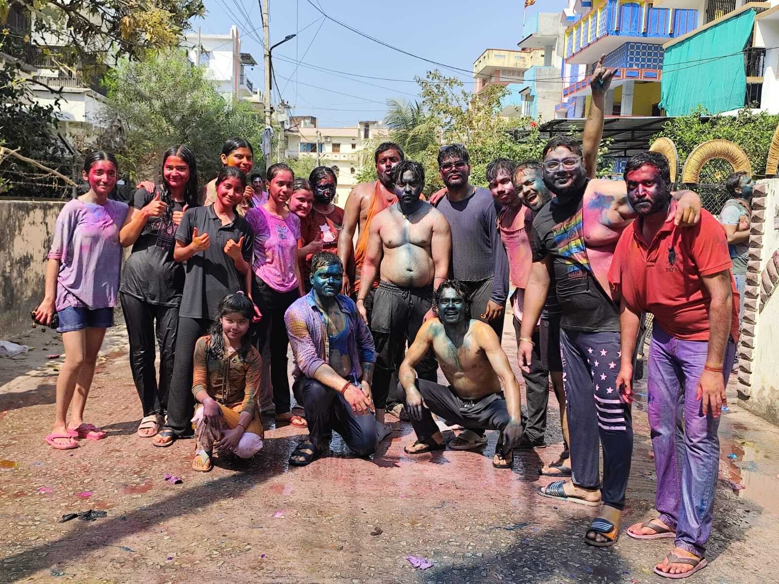 बसंती बयार में मौज-मस्ती के बीच उड़े रंग गुलाल