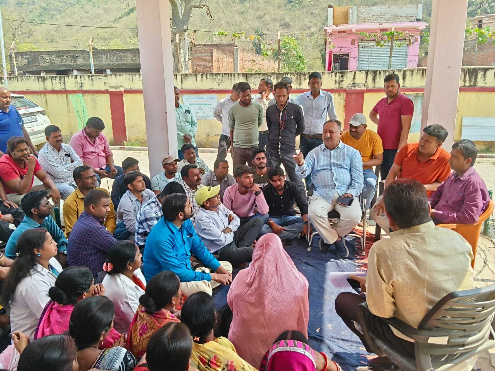Giridih News :हॉस्पिटल में तोड़फोड़ के खिलाफ धरना पर बैठे स्वास्थ्य कर्मी