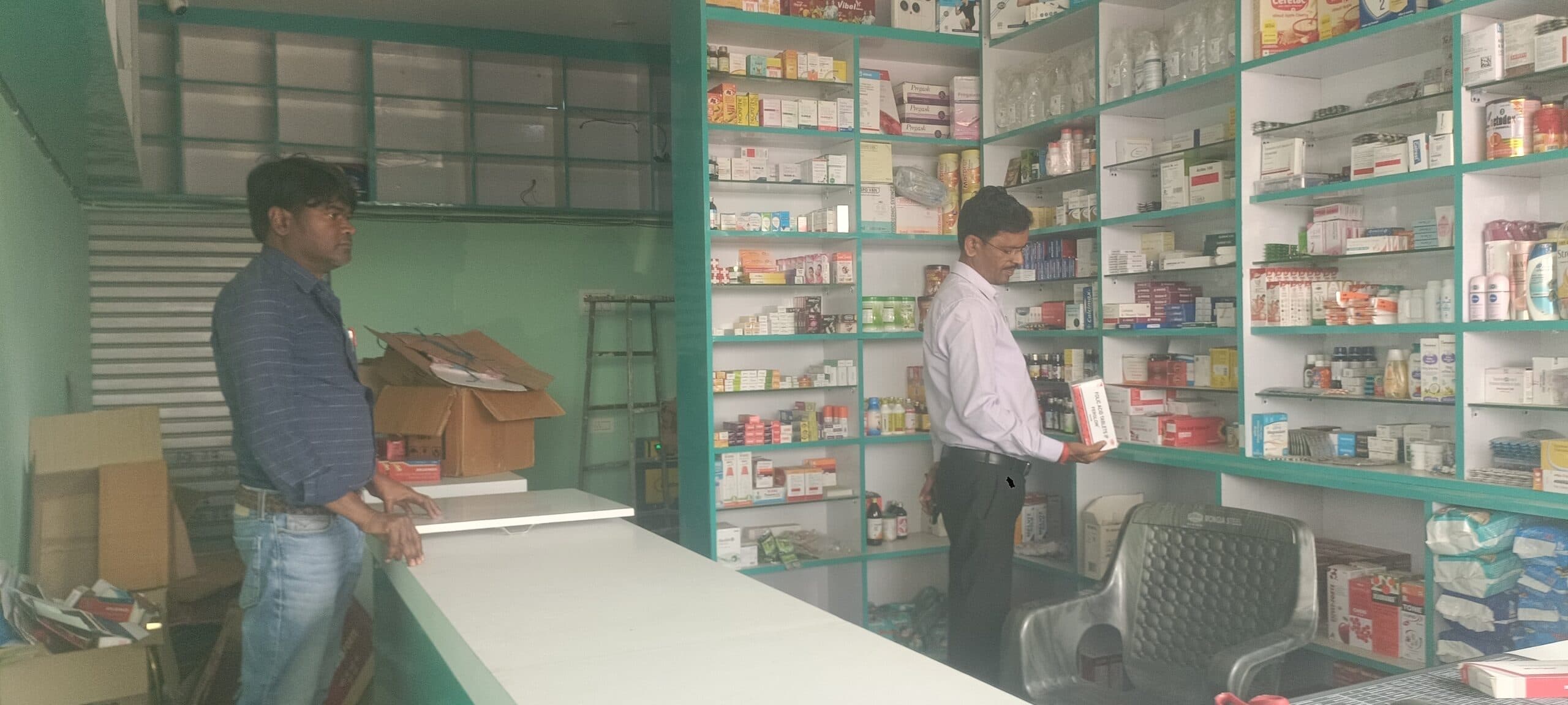 Giridih News :सीओ ने किया दवा दुकान का औचक निरीक्षण