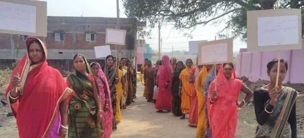 Giridih News :नशा के खिलाफ महिलाओं ने निकाला लाठी मार्च