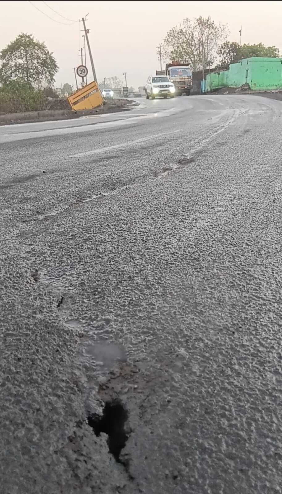 Bokaro News :कोल ट्रांसपोर्टिंग हीरक रोड में दरार के साथ बना गोफ