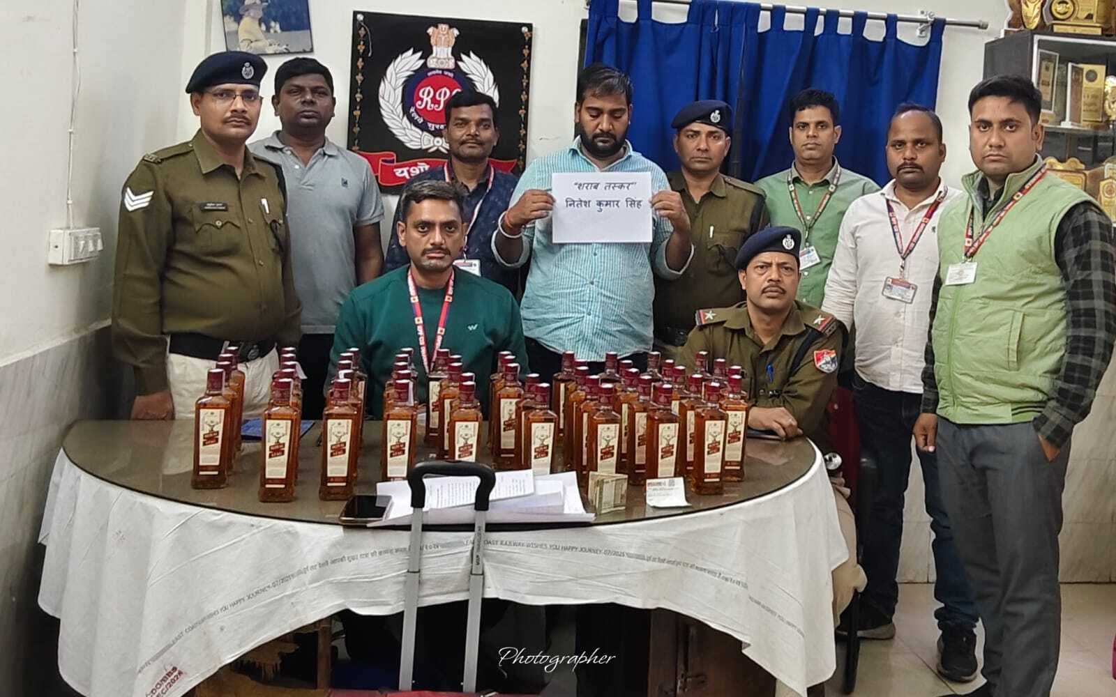 Dhanbad News: 48 बोतल शराब के साथ पकड़ाया युवक