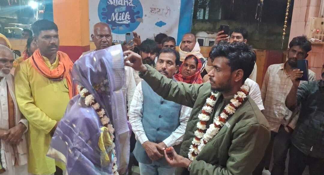 शादी से मुकरा युवक, तो थाने पहुंच गयी युवती, पुलिस ने मंदिर में करायी शादी