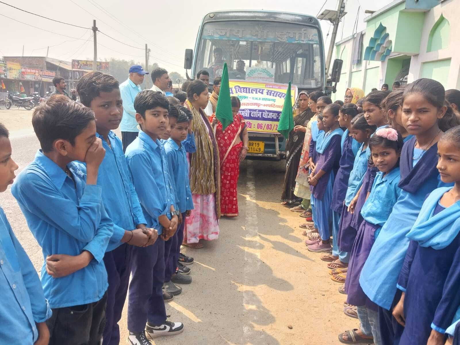 शैक्षणिक परिभ्रमण पर बच्चों को किया गया रवाना