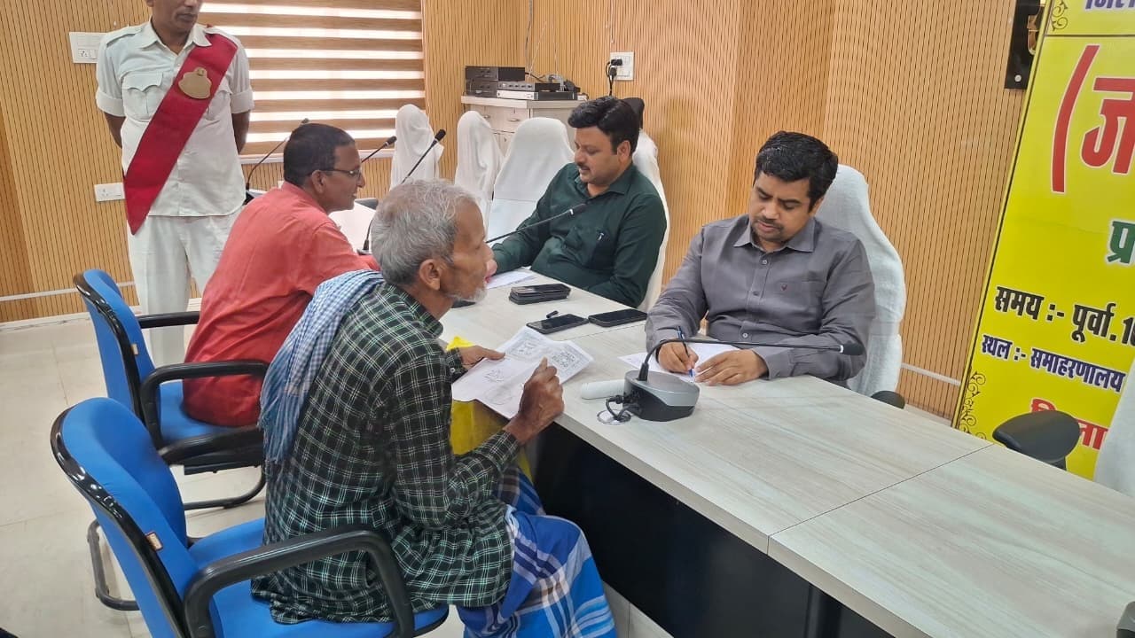जनता दरबार में डीएम ने सुनी 24 लोगों की समस्याएं, त्वरित कार्रवाई के दिए निर्देश