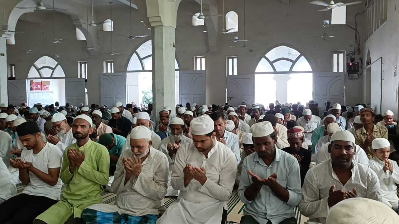मस्जिदों में उमड़ी अकीदतमंदों की भीड़, इबादत व दुआओं से गूंजा शहर