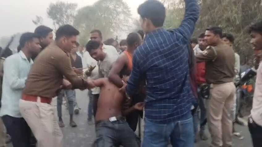 प्रेमिका से मिलने पहुंचे प्रेमी को लोगों ने बनाया बंधक, मुक्त करने गयी पुलिस पर किया हमला