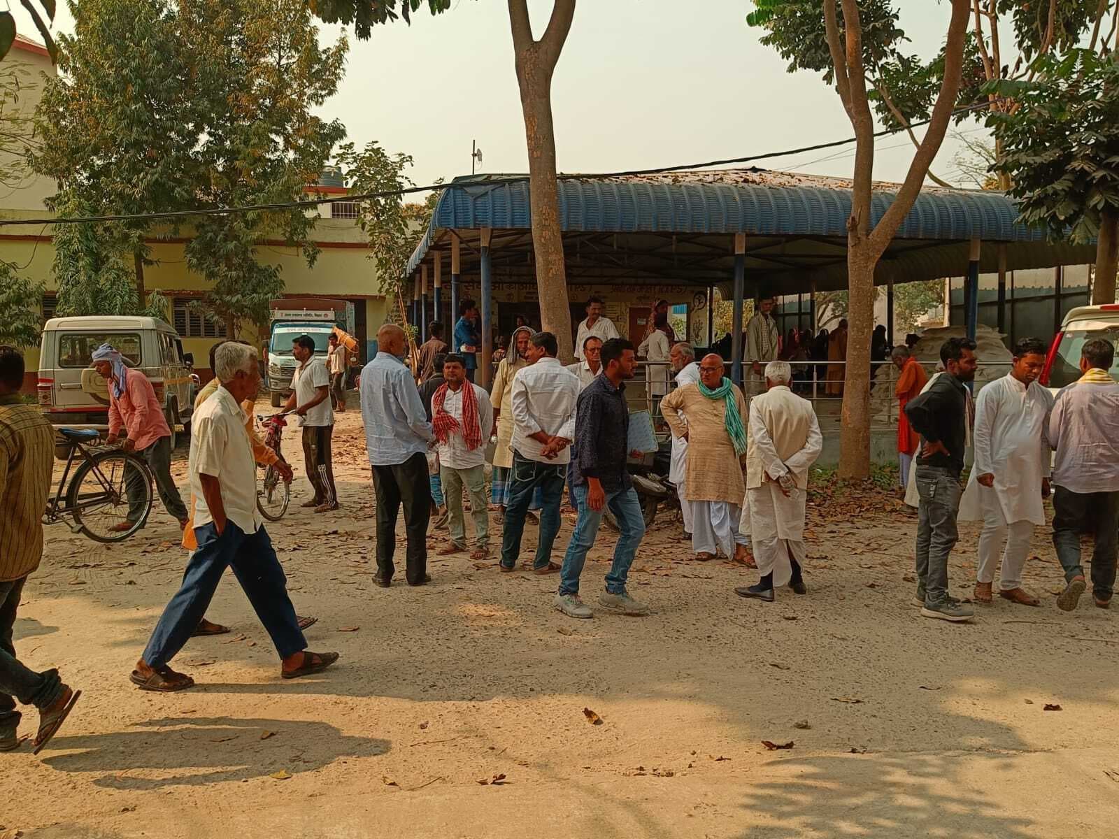 सदर प्रखंड में पैक्स चुनाव को लेकर नामांकन शुरू, पहले दिन अध्यक्ष पद के 15 अभ्यर्थियों ने भरा पर्चा