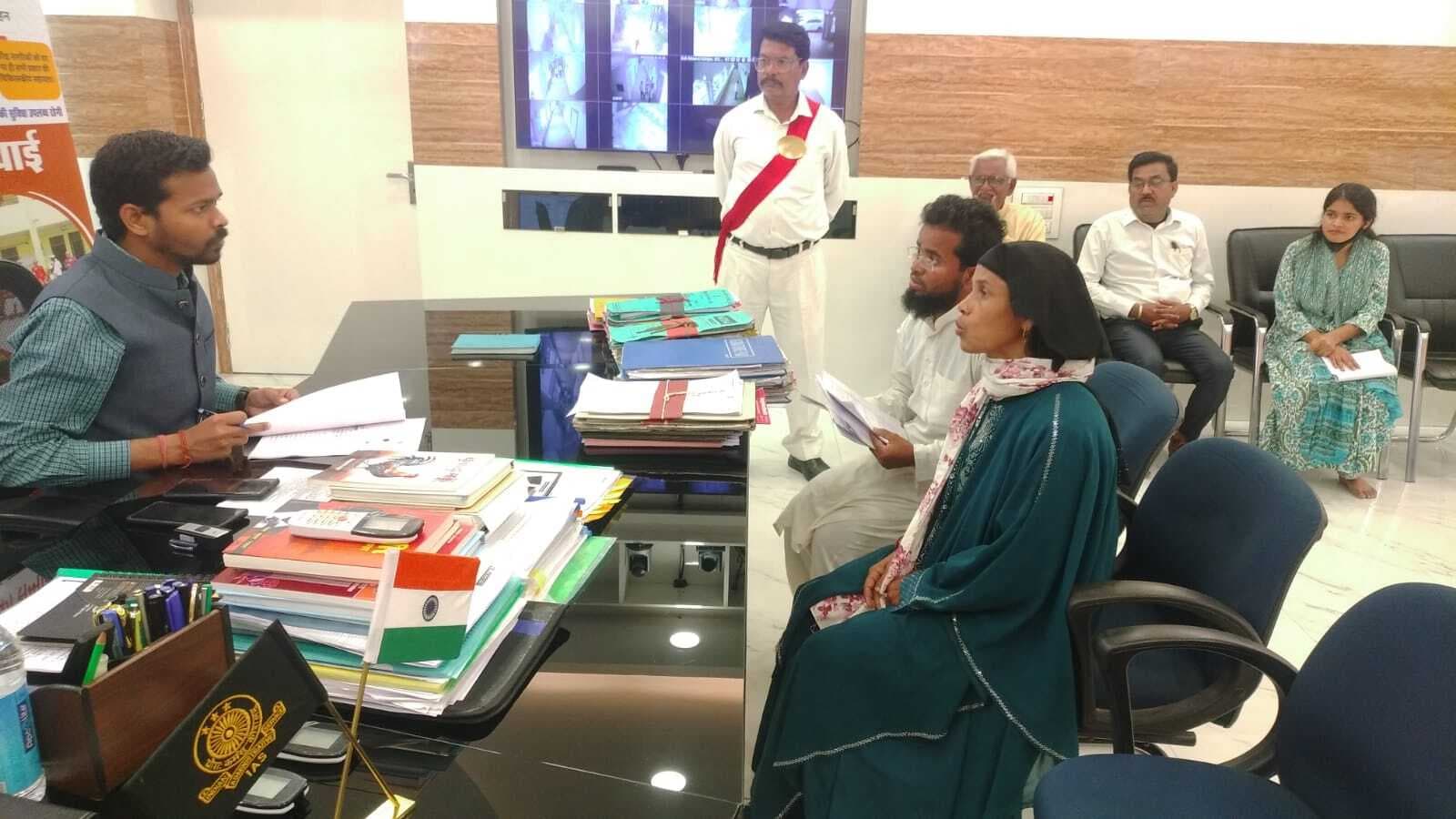 जनता दरबार में कोई समस्या होने पर उच्च अधिकारी को दें सूचना: डीएम