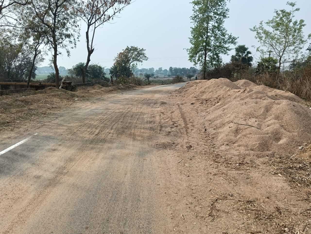 बालू डंप किये जाने से हादसे बनी है आशंका