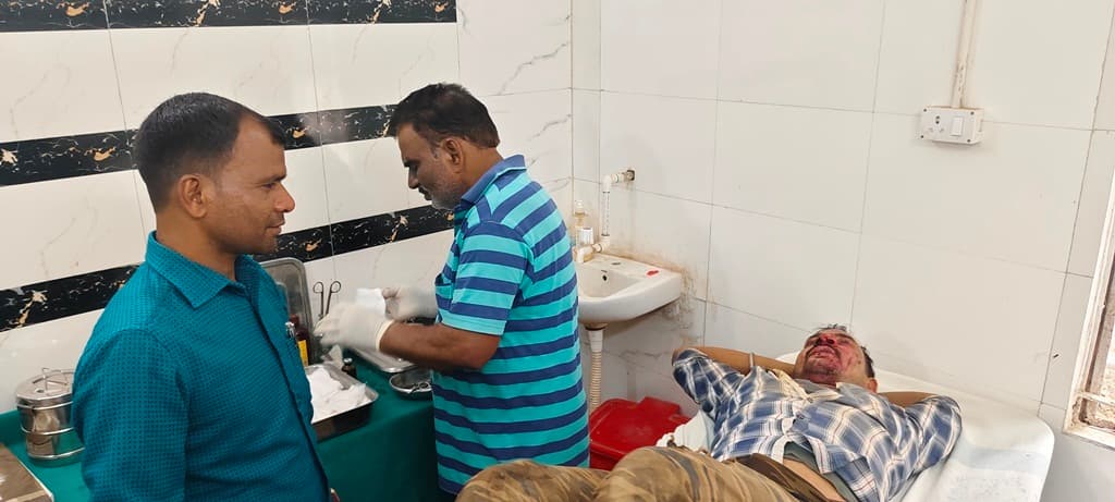 बाइक से बचने के प्रयास में पलटा ई-रिक्शा, चालक समेत तीन लोग गंभीर रूप से घायल