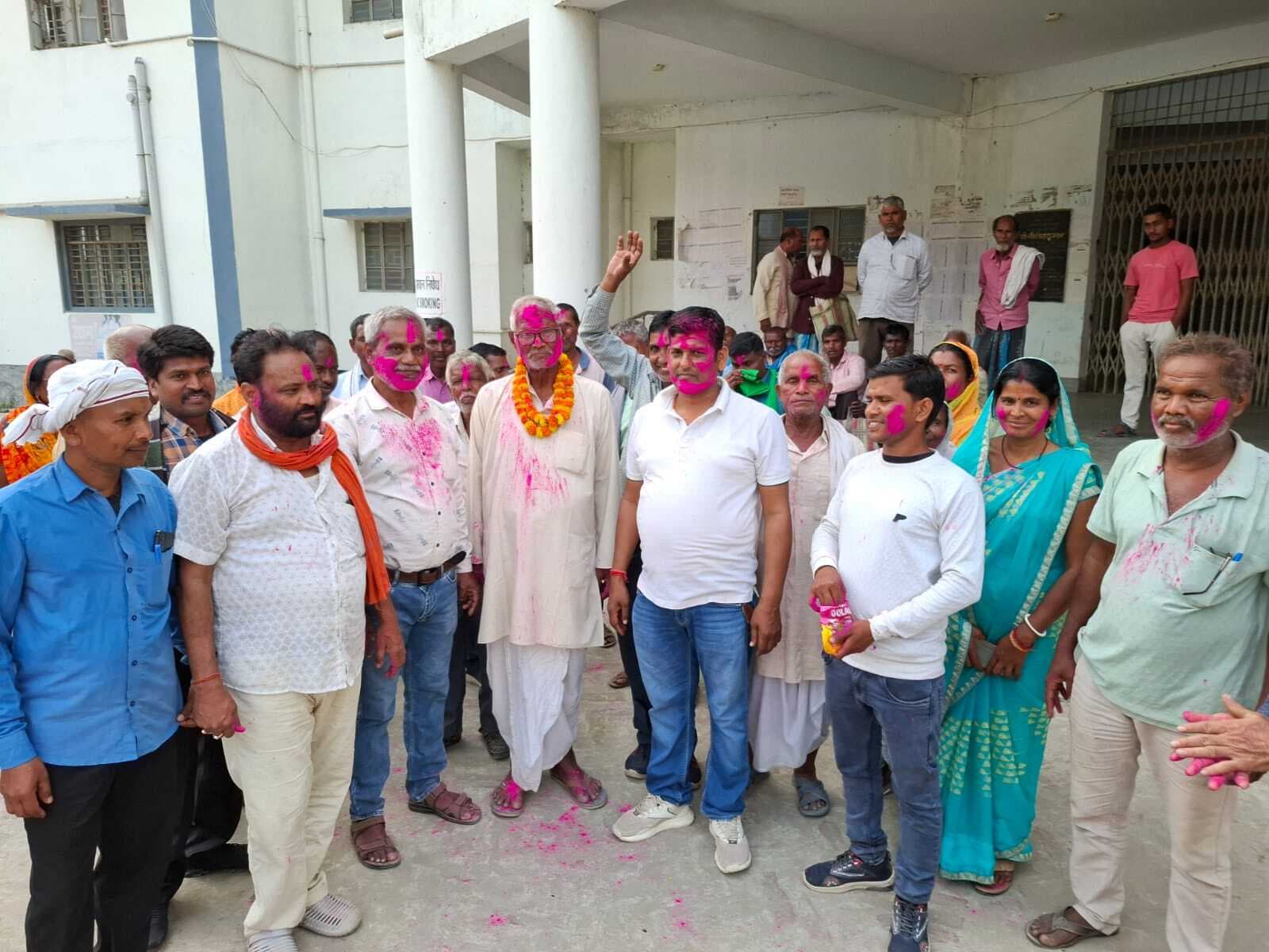 मनिहारी में पैक्स चुनाव को लेकर प्रत्याशियों ने नामांकन परचा भरा