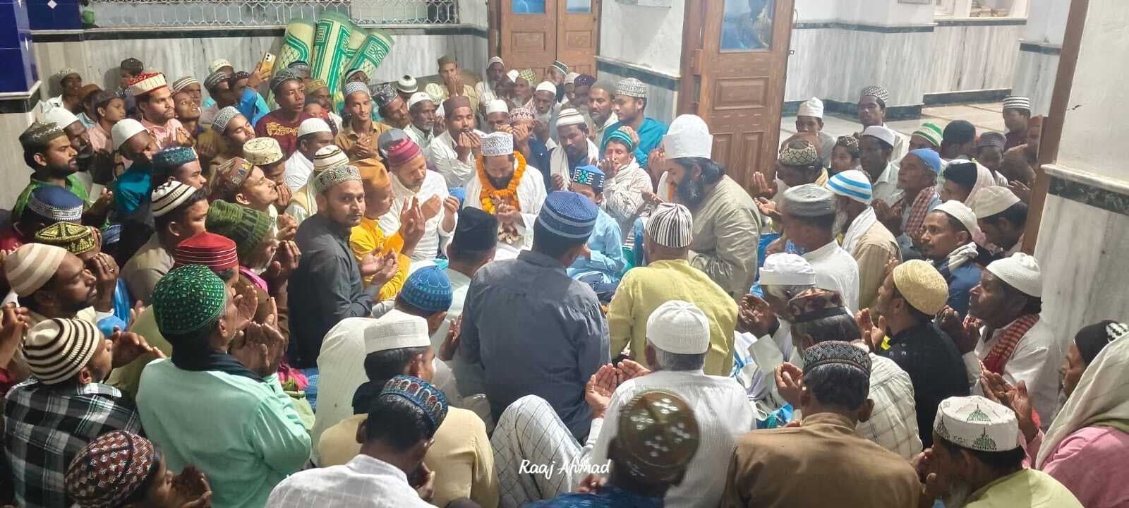 तरावीह कार्यक्रम में सैकड़ों लोगों ने अदा की नमाज