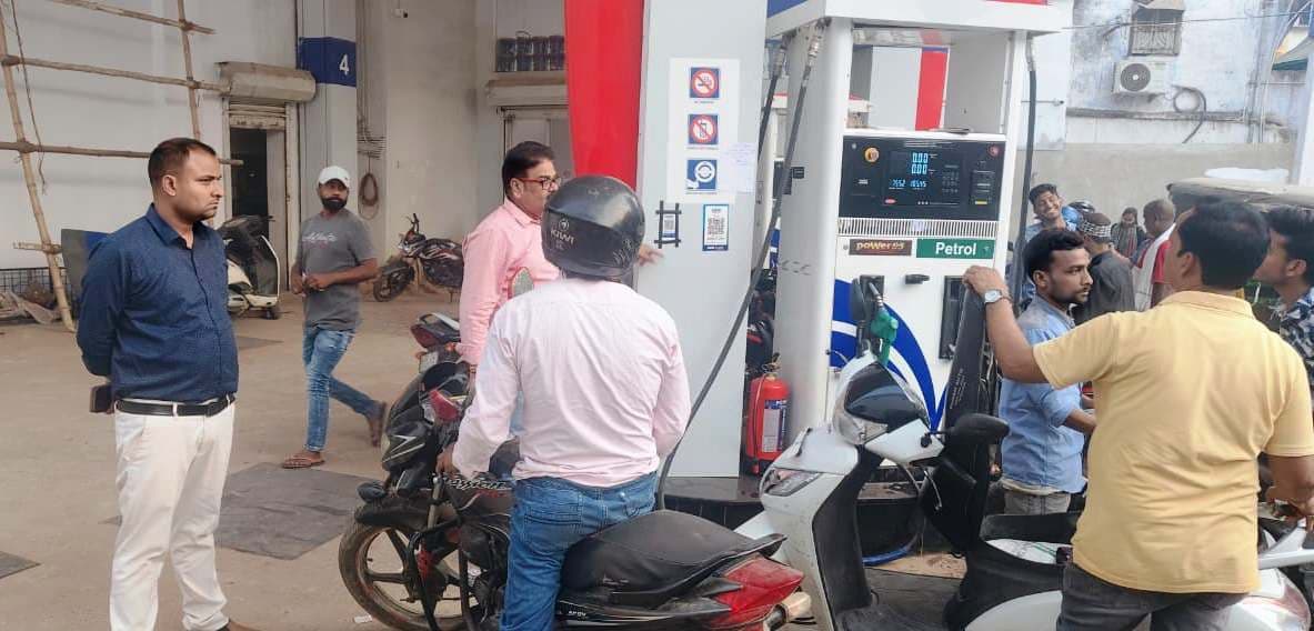 पेट्रोल-डीजल के ब्लैक में बेचने की सूचना पर अधिकारियों ने की पेट्रोल पंपों की जांच