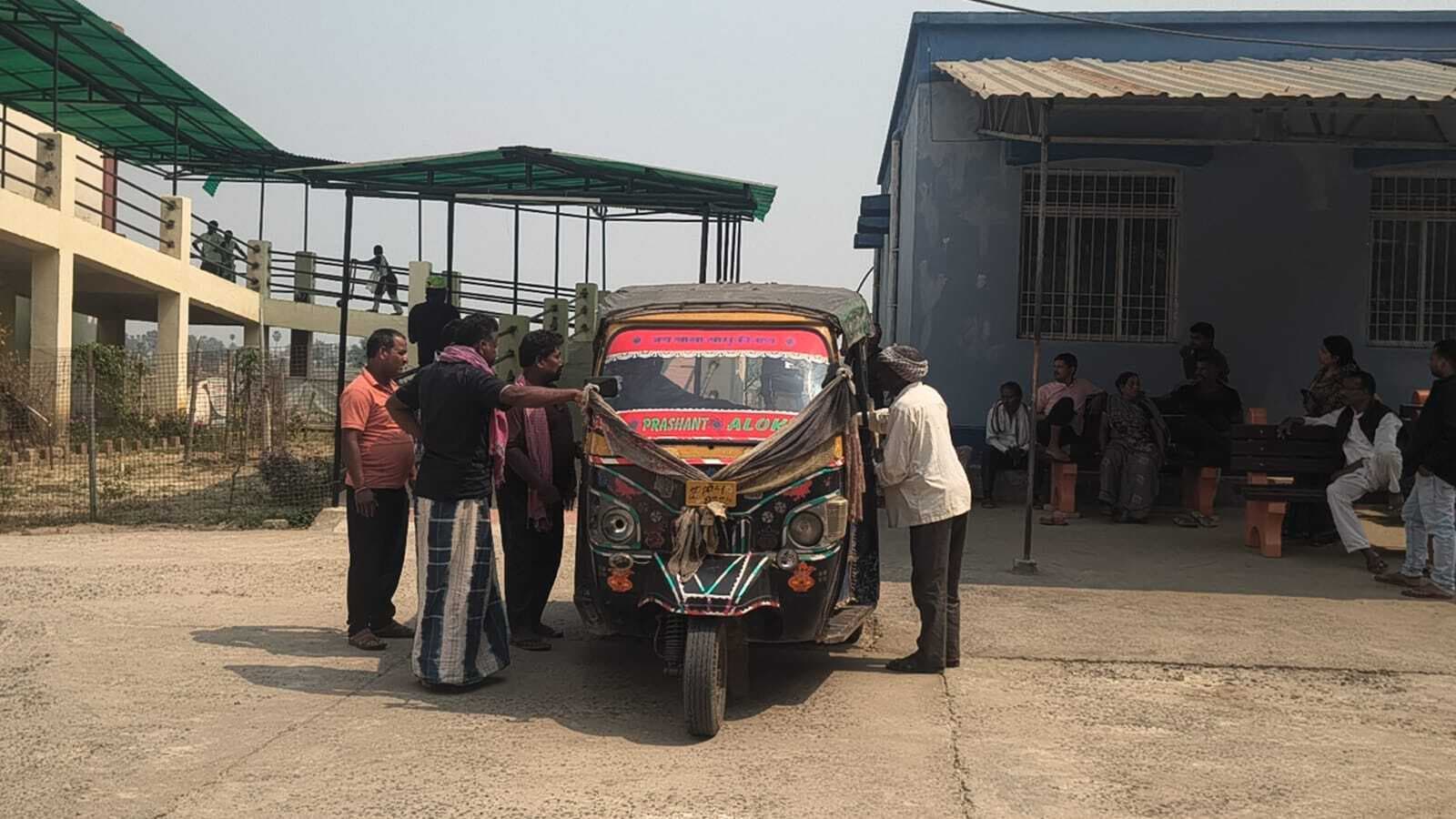 बाजा बजाते समय करंट से युवक की मौत