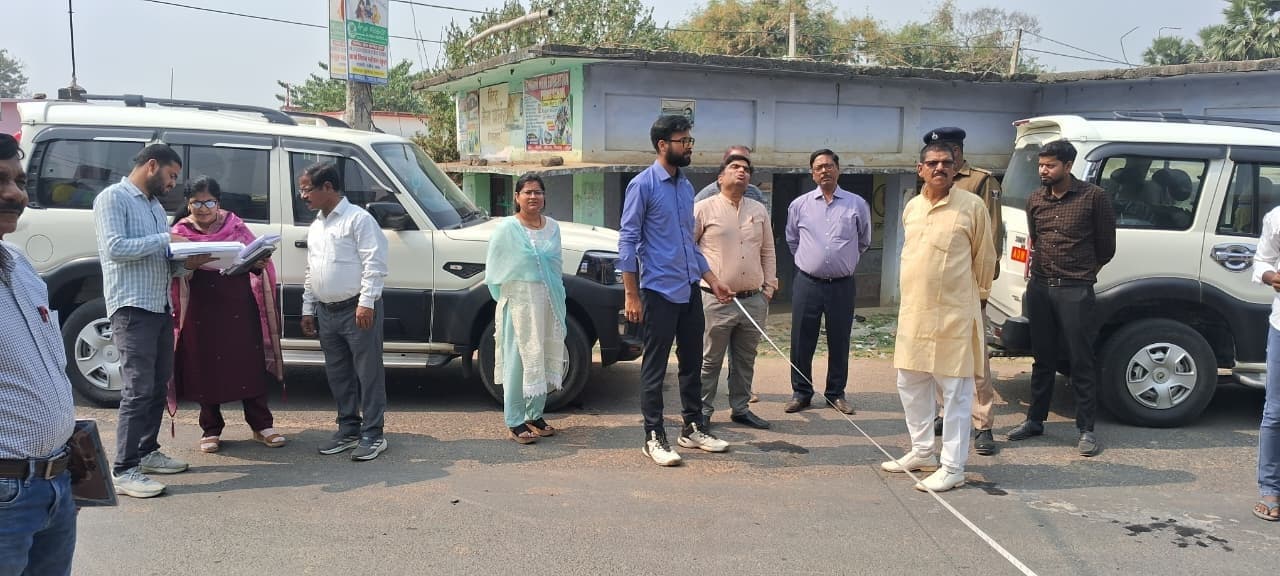सड़क निर्माण को लेकर अधिग्रहित भूमि का एडीएम ने लिया जायजा