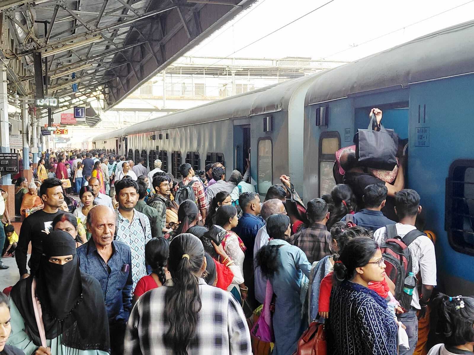 होली के बाद वापसी को लेकर ट्रेनों में रेल यात्रियों की बढ़ी भीड़