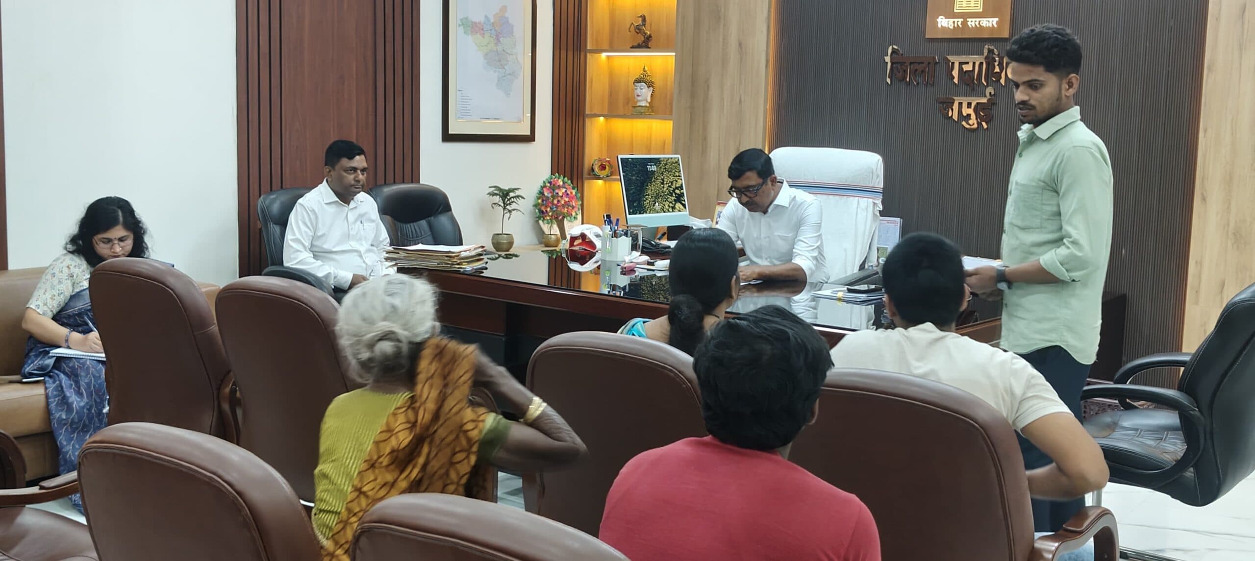 जनता दरबार में डीएम ने सुनीं जन-समस्याएं, त्वरित निष्पादन का दिया निर्देश