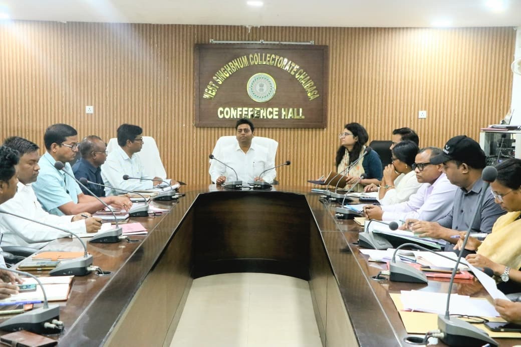 Chaibasa News : दाखिल-खारिज के लंबित मामले एक सप्ताह में निपटायें : डीसी