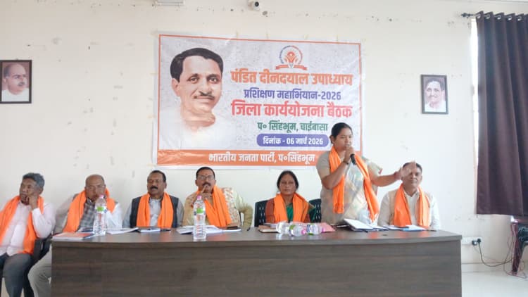 Chaibasa News : समाजसेवा से जीतें जनता का भरोसा : मधु कोड़ा