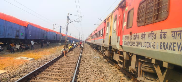 Chaibasa News : रेलवे का टॉर्चर : 4.30 घंटे में सीकेपी से टाटा पहुंची गीतांजलि एक्सप्रेस