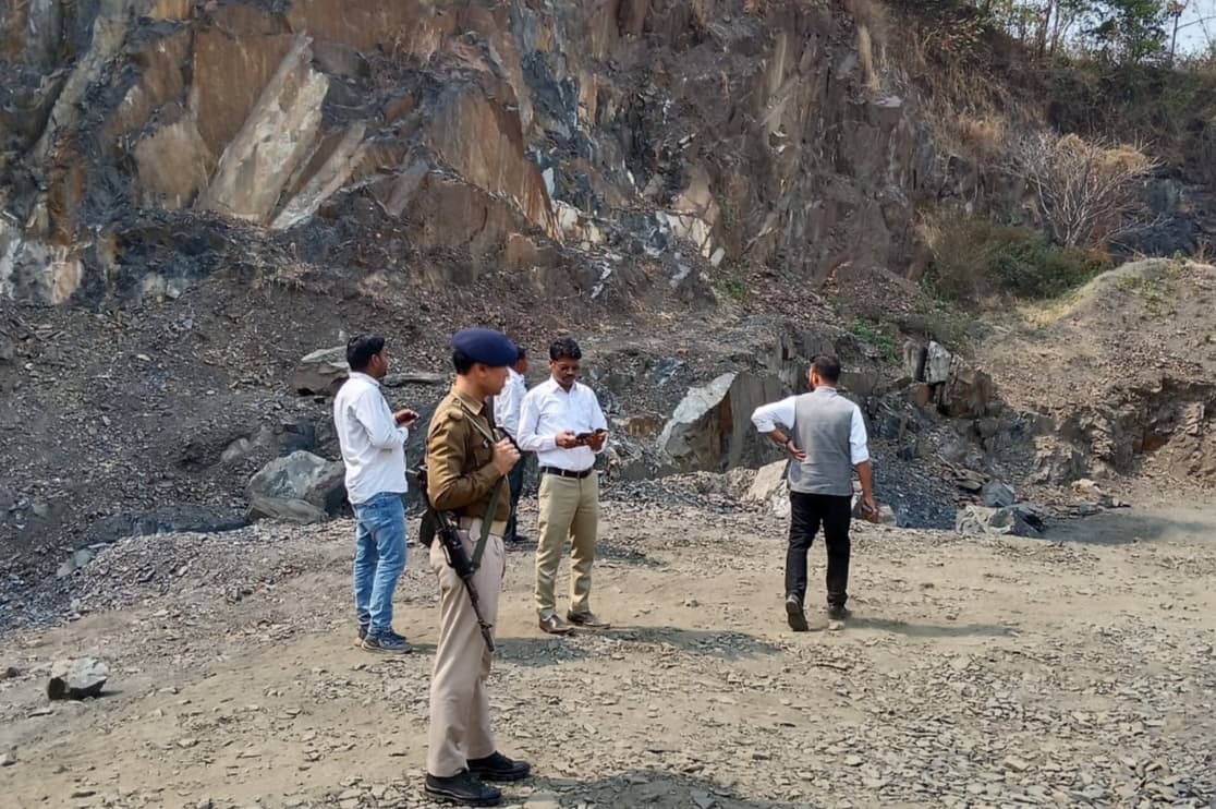 East Singhbhum News : अवैध पत्थर खदानों पर एसडीओ का धावा, सामान छोड़कर भागे मजदूर