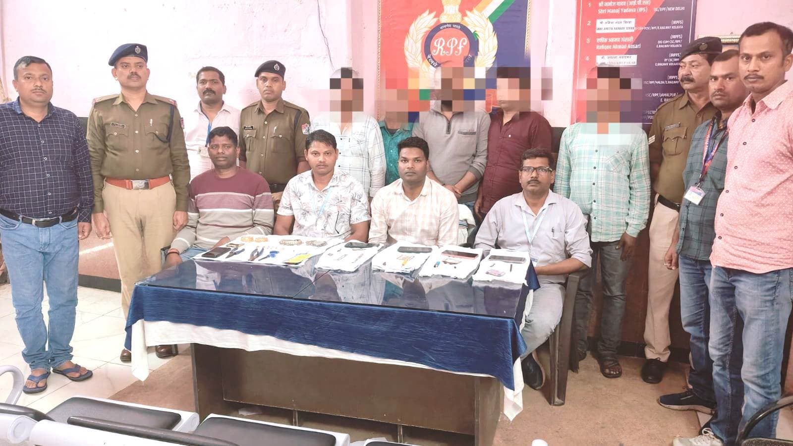 Bhagalpur news ट्रेन में यात्रियों का सामान चुराने वाले गिरोह के पांच सदस्य गिरफ्तार