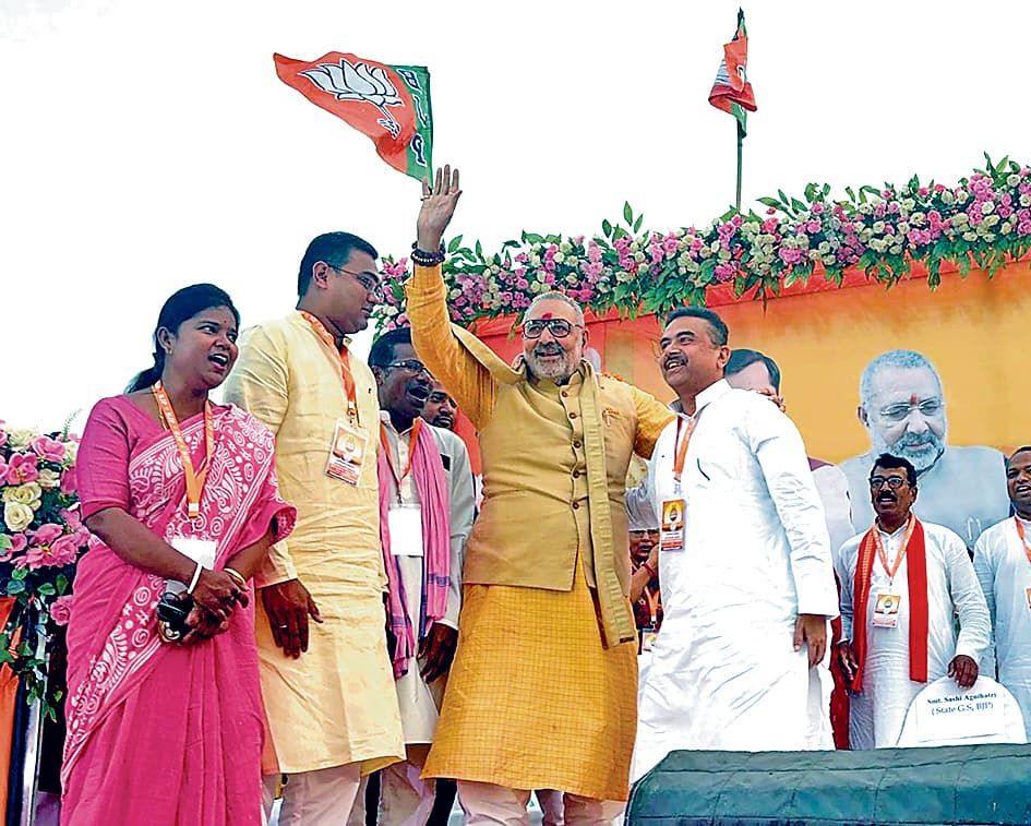 घुसपैठियों को बचाने के लिए ममता का धरना : गिरिराज