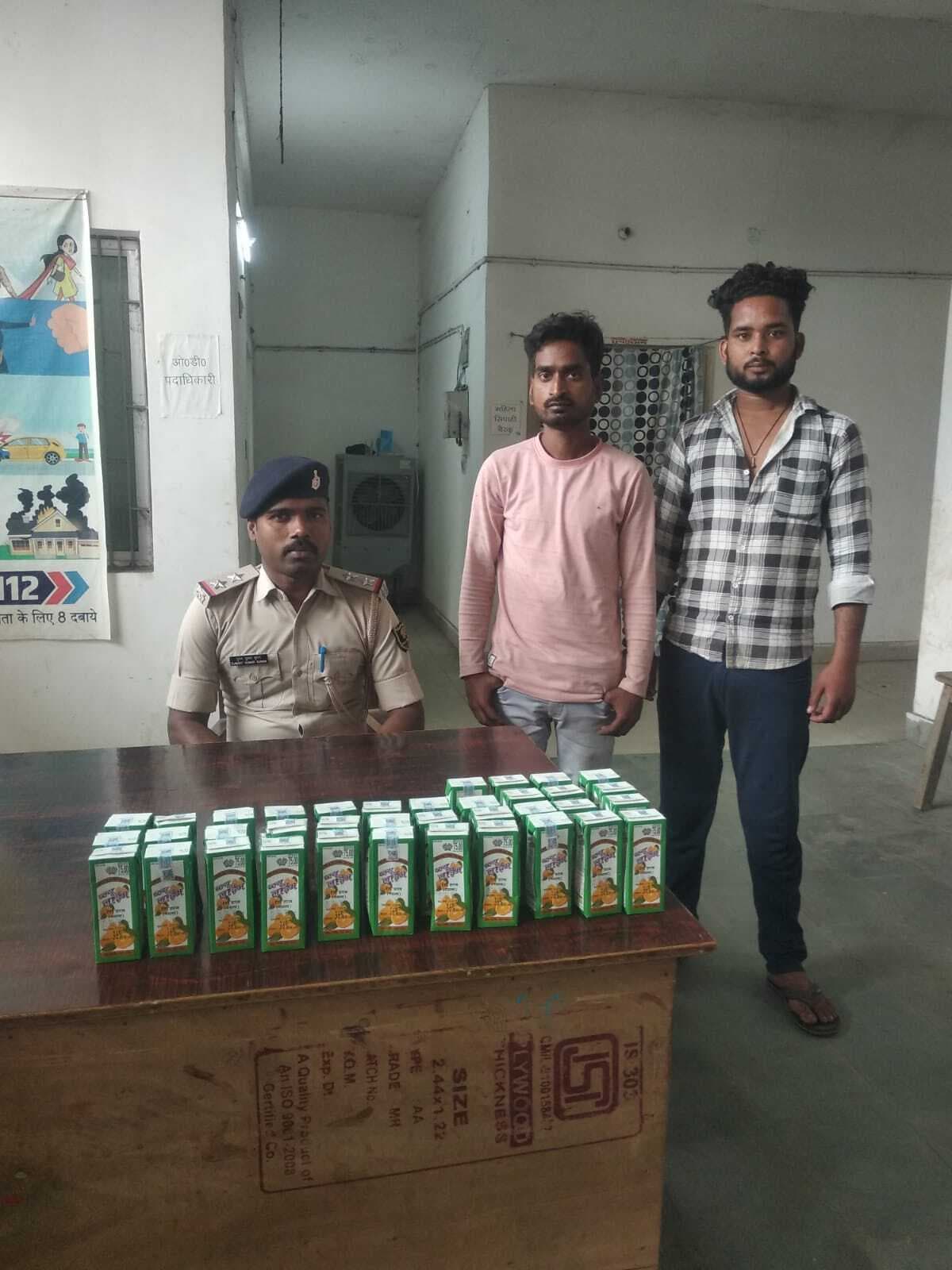 शराब के साथ बाइक सवार दो धंधेबाज गिरफ्तार