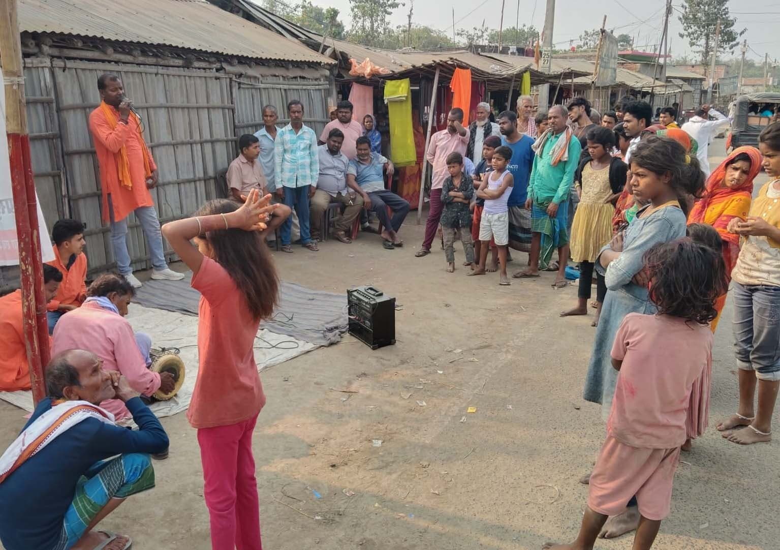 नुक्कड़ नाटक से सरकारी योजनाओं पर किया जागरूक