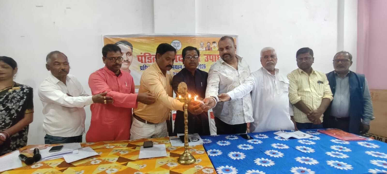 कार्यकर्ताओं को प्रशिक्षित करने का काम शुरू